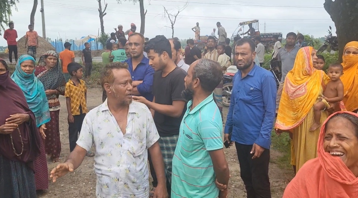 বাবাকে হাসপাতালে নিচ্ছিলেন ছেলে, 
ট্রাকচাপায় পথেই দুজনের মৃত্যু